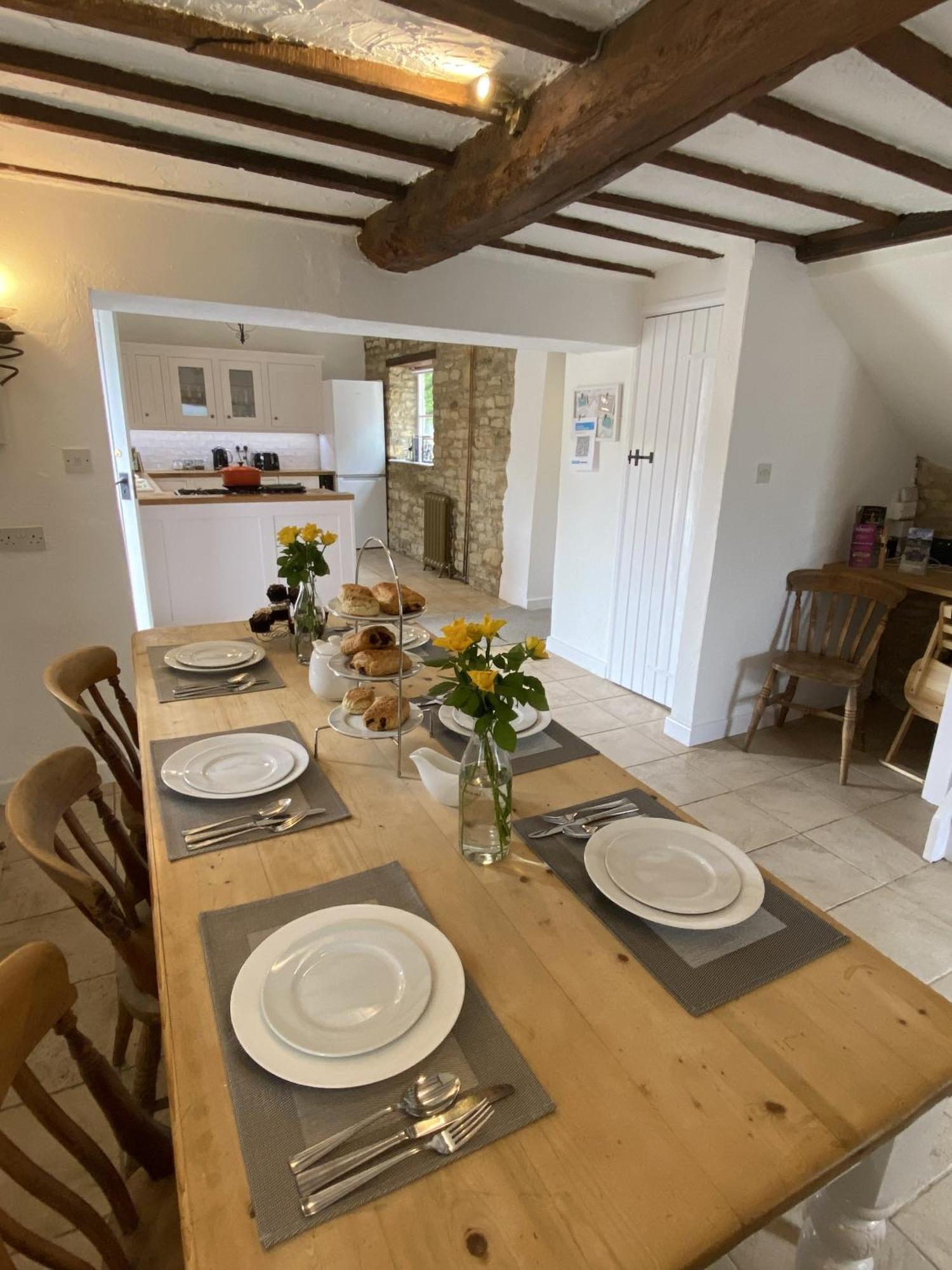 The Old Coach House Villa Witney Bagian luar foto
