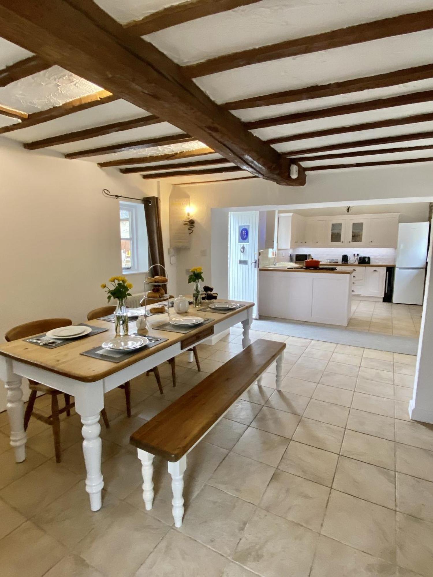 The Old Coach House Villa Witney Bagian luar foto