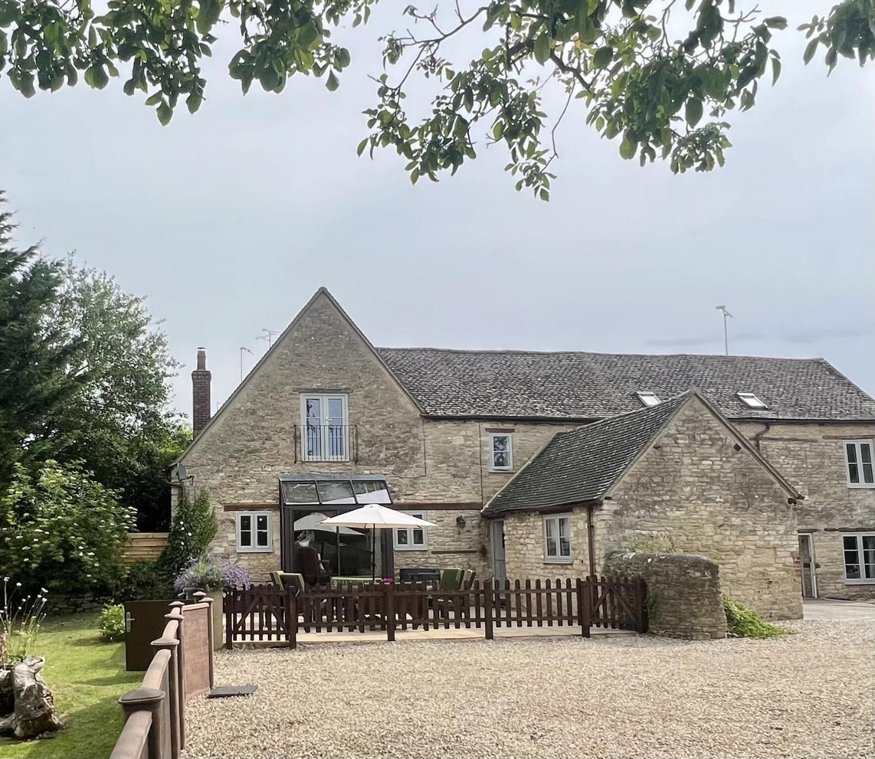 The Old Coach House Villa Witney Bagian luar foto