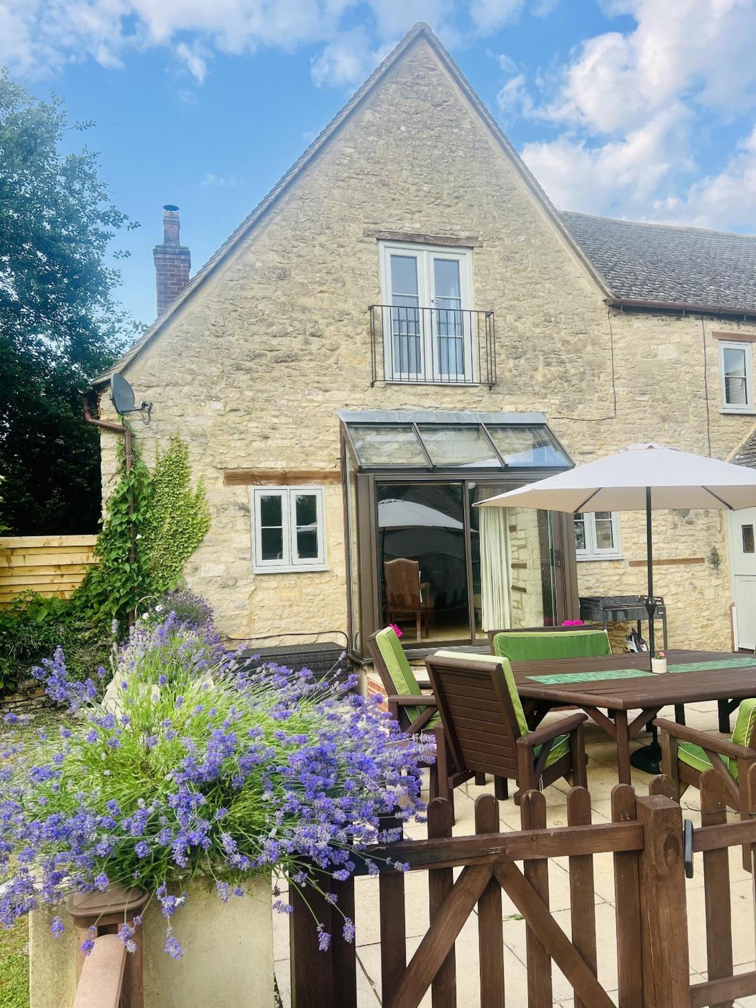 The Old Coach House Villa Witney Bagian luar foto